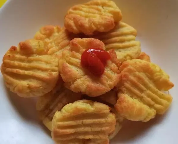 烤薯饼~烤箱版 用料 材料 用量 去皮黄心土豆 550克 盐 1克 白胡椒粉 1克 黄油 10克 小麦淀粉（淀粉都行） 80克 玉米油（清淡的油都行） 适量